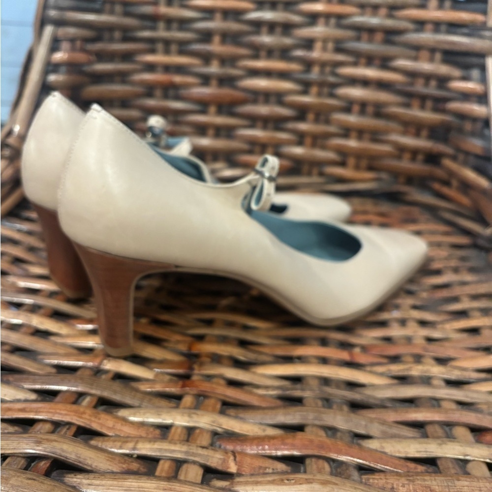 Etienne Aigner Cream Heels with Wooden Block Heel in size 10. Great condition! - Picture 13 of 15